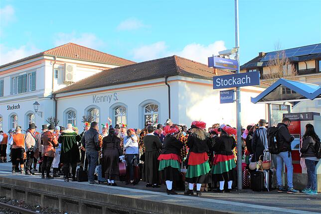 Das Wetter spielt mit, als sich die Narren des Stockacher Narrengerichts am Bahnhof treffen, um mit dem Sonderzug nach Bad Cannstatt zu ...