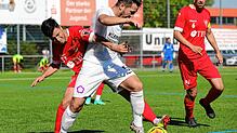 Vor rund einem Jahr setzten sich Gian-Luca Wellhäuser (hinten) und der 1. FC Rielasingen-Arlen gegen den FC Nöttingen auf der Talwiese ...