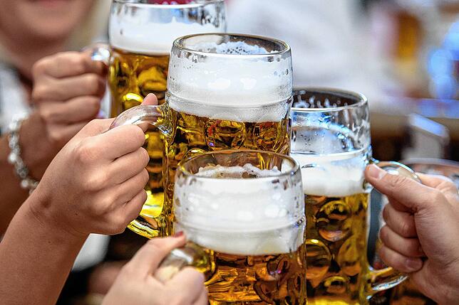 Zwischen 12,60 Euro und 14,90 Euro kostet eine Maß Bier dieses Jahr.