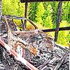 Neben diesem Mercedes mitsamt Carport brennt auch eine Hütte in Gütenbacher Hübschental. Nun steht ein Mann vor Gericht wegen ...