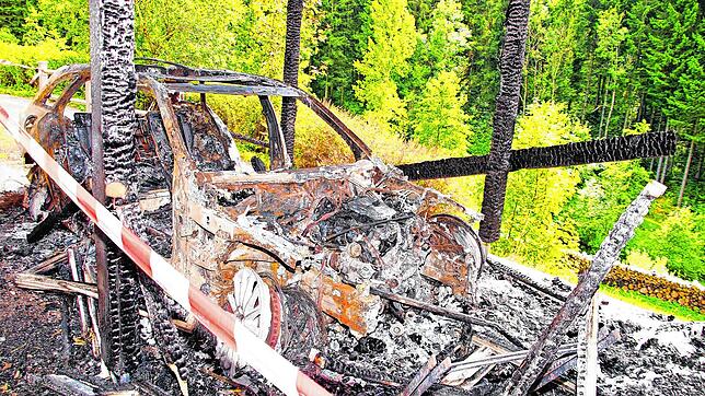 Neben diesem Mercedes mitsamt Carport brennt auch eine Hütte in Gütenbacher Hübschental. Nun steht ein Mann vor Gericht wegen ...