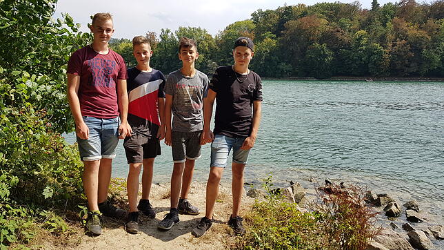 Die Jugendlichen Marvin Knab (von links), Tobias Albiez, Felix Kaiser und Leon Eckert aus Hänner sind vier der sieben Freunde, die einen ...