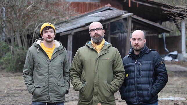 Die Tierschutzaktivisten Simon Rucker, Christof Stelz und Stefan Baier (von links) wollen verhindern, dass die überlebenden Kälber ...