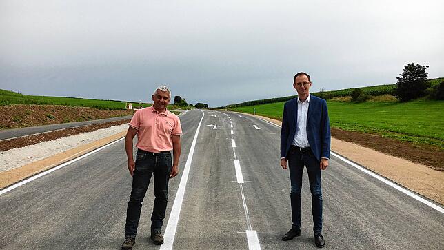 Die Kreisstraße zwischen Bräunlingen und Donaueschingen ist wieder befahrbar. Über die Fertigstellung der Straßenbauarbeiten freuen sich ...