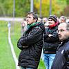 Bei der Arbeit: Trainer Thomas Schäfer (links) konzentriert sich mit seinem &bdquo;Co&ldquo; Oliver Baumgartner auf das Spiel der ersten ...