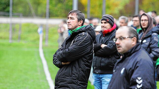 Bei der Arbeit: Trainer Thomas Schäfer (links) konzentriert sich mit seinem &bdquo;Co&ldquo; Oliver Baumgartner auf das Spiel der ersten ...