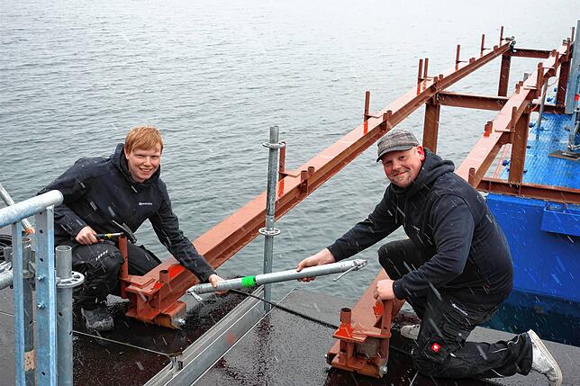 Robin Hermann (links) und Moritz Finke arbeiten bei einem Veranstaltungstechniker aus Karlsruhe und sind für den Aufbau am Bodensee im ...