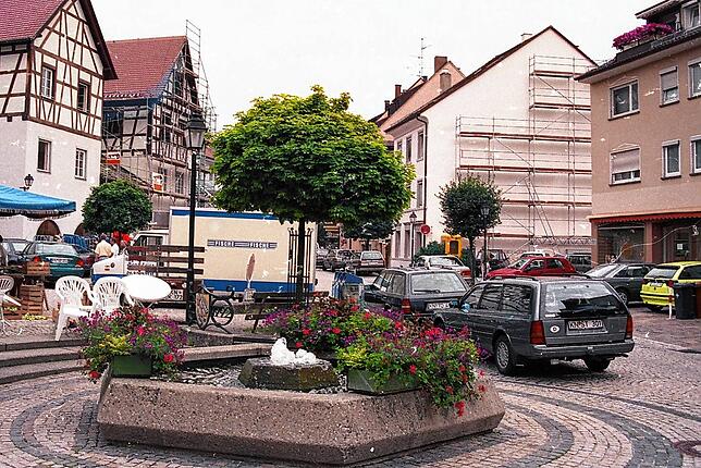 Der Brunnen auf dem Gustav-Hammer-Platz in den 90ern, ehe er mit den Figuren zum Brunnen der Gemeinsamkeit wurde.