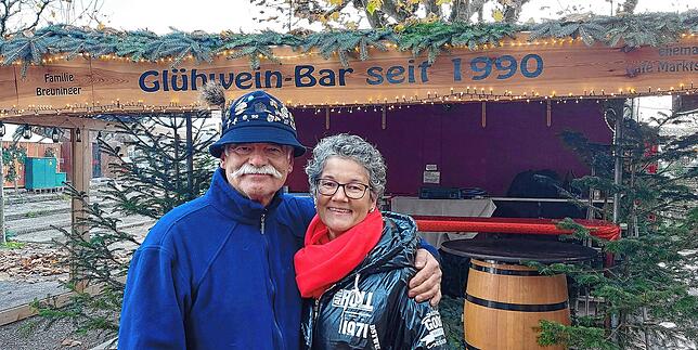 (Archivbild) Michael und Sandra Breuninger im Jahr 2022 vor ihrem Stand auf dem Konstanzer Weihnachtsmarkt.