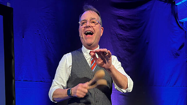 Peter Pfändler gab, wie versprochen, alles, um das Publikum zum Lachen zu bringen.