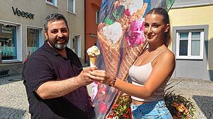 Francesco Greco und Jacqueline Paletta mit einer Kugel der hausgemachten Sorte Zuppa Inglese in der Waffel.