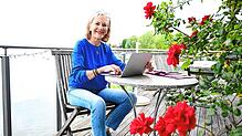Gaby Hauptmann auf ihrer Terrasse am  Bodensee.