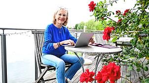 Gaby Hauptmann auf ihrer Terrasse am  Bodensee.