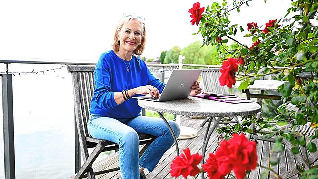 Gaby Hauptmann auf ihrer Terrasse am  Bodensee.