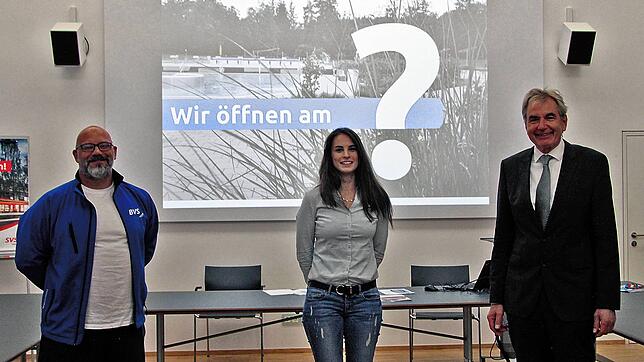 Kneippbad-Leiter Jerome Jover (von links), Betriebsleiterin Natascha Toninger und Stadtwerke-Geschäftsführer Ulrich Köngeter sind bereit ...