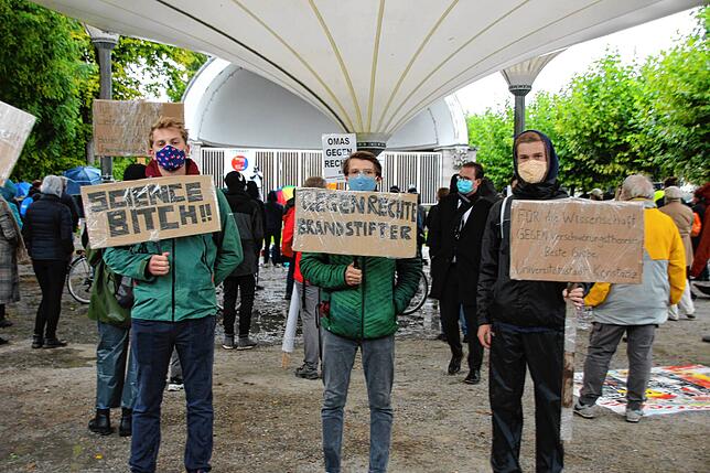 Diese drei Konstanzer Studenten wollten Flagge zeigen gegen Ausgrenzung und Rassismus.