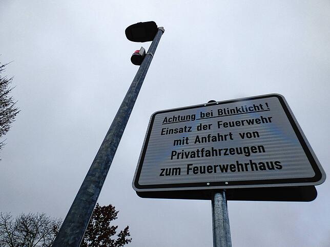 Zusätzliche Schilder erklären Passanten die Bedeutung der Warnblinker. Davor war es oft zu Missverständnissen zwischen Fußgängern und ...
