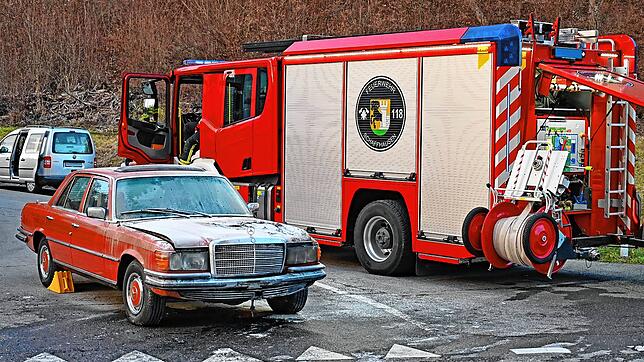 Von außen sieht der Oldtimer noch ganz passabel aus. Aber im Motorraum hat das Feuer gewütet.