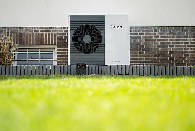 Eine Wärmepumpe der Firma Vaillant ist an einem Einfamilienhaus zu sehen. Kompliziert wird der Einbau vor allem in Mehrfamilienhäusern.