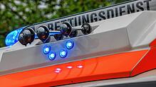 Eingeschaltetes Blaulicht an einem Rettungswagen (Symbolbild). Ein Mädchen (9) wird in Grenzach-Wyhlen schwer verletzt und in die ...