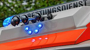 Eingeschaltetes Blaulicht an einem Rettungswagen (Symbolbild). Ein Mädchen (9) wird in Grenzach-Wyhlen schwer verletzt und in die ...