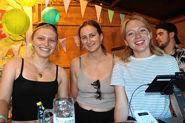 Bild 28: Seenachtfest 2024: Bald beginnt das große Feuerwerk und die Besucher strömen ans Bodenseeufer