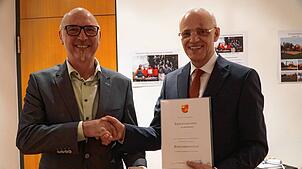 Eine Ehrenurkunde und die Bürgermedaille der Gemeinde Königsfeld für den langjährigen Ortsvorsteher von Erdmannsweiler hat Bürgermeister ...