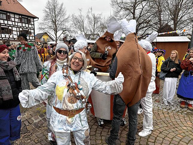 Bild 30: Katzenzunft und zahlreiche Gäste feiern im Dorf
