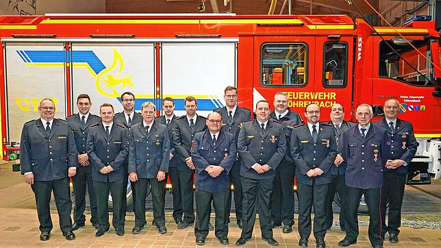 Im Bild von links der stellvertretende Kreisbrandmeister Thomas Nagel, Fabian Feiss, Robin Ohnesorg, Steffen Striebel, Hubert Thoma, ...