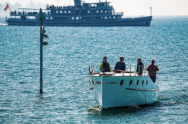 Die „Altenrhein“ läuft mit Bootsbauer Moritz Pulter, Karsten Timmerherm am Steuer sowie David Dornier und Hannes Winter vom Förderverein ...