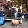 Zum Ursprung: Andreas Laubis, Zunftmeister der Junggesellen 1468 Waldshut, verliest eine Chronik, die Aufschluss über die ...
