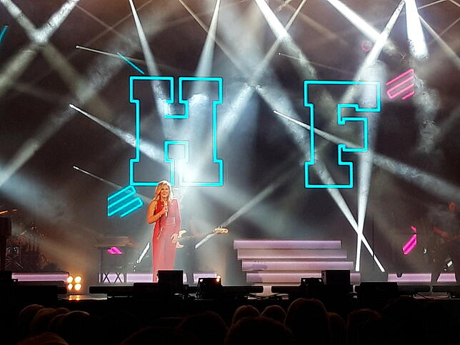Helene Fischer liefert eine perfekte Show ab. Am Ende wird sie rund 1,5 Stunden gespielt haben. Gegen 23.40 verlässt sie die Bühne in ...
