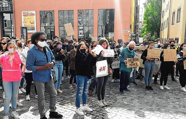 Über 1000 Menschen demonstrierten am Samstag am Münsterplatz gegen Rassismus.