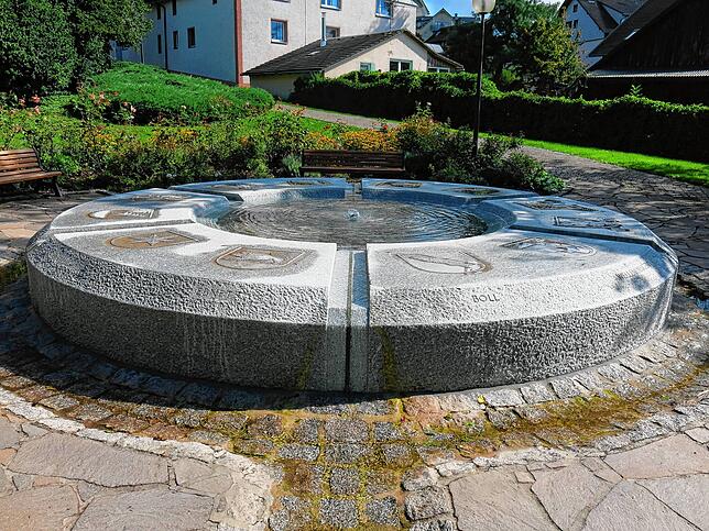 Vom Wappenbrunnen aus fließt der noch zarte Ehrenbach gen Süden.