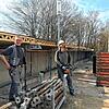 Roland Zimmer (links) und sein Mitarbeiter Benjamin Winter auf der Baustelle bei der Realschule in Radolfzell. Im Freien gibt es mit ...