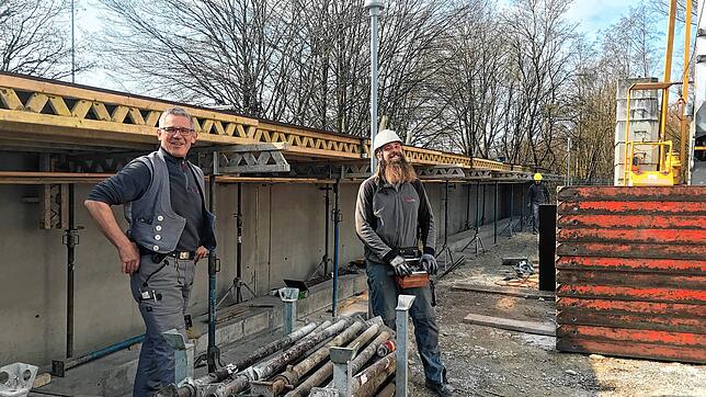 Roland Zimmer (links) und sein Mitarbeiter Benjamin Winter auf der Baustelle bei der Realschule in Radolfzell. Im Freien gibt es mit ...