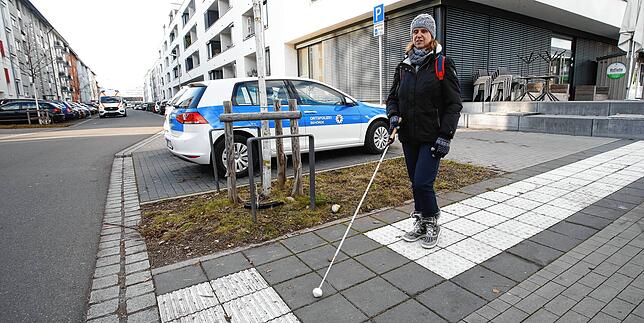 Taktile Bodenleitsysteme sind für blinde und sehbehinderte Menschen wichtig, damit sie sich sicher im öffentlichen Raum bewegen können, ...