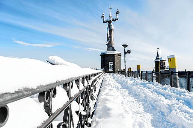 Als in Konstanz innerhalb kurzer Zeit zahlreiche Flocken vom Himmel kamen, trug auch die Imperia vorübergehend ein weißes Kleid.