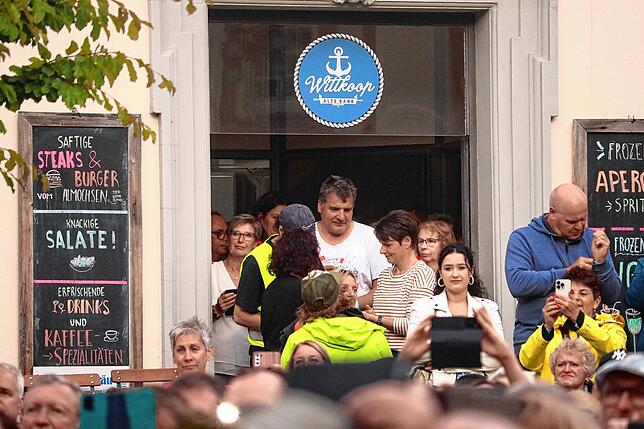 Bild 19: 2200 Fans feiern mit Kerstin Ott auf dem Schlossplatz