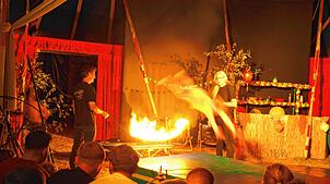 Hier ist Mut gefragt: Sprung über das Feuer.