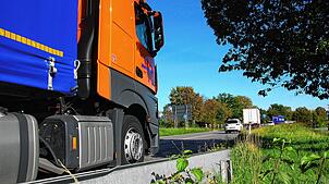 Die B31 – hier bei Meersburg – soll ausgebaut werden. Die Planer haben in Hagnau die nächsten Schritte vorgestellt.
