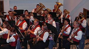 Die Musiker vom Randen verstehen es, die Besucher des Doppelkonzerts in Achdorf zu begeistern. Bilder: Susanne Freitag