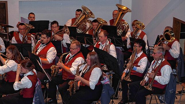 Die Musiker vom Randen verstehen es, die Besucher des Doppelkonzerts in Achdorf zu begeistern. Bilder: Susanne Freitag