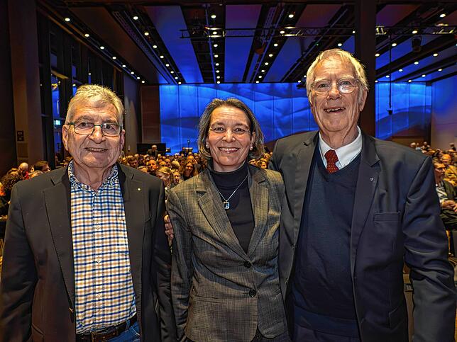 Der frühere Vorstand bei Sedus Stoll in Dogern, Peter Rau, mit Helene Eden und dem früheren IHK-Hauptgeschäftsführer Haro Eden.