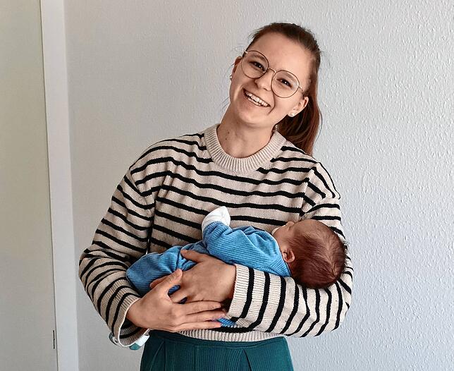 Der zwei Wochen alte Deniz ist eines der Babys, welches Hebamme Pauline Otto im Rahmen der Wochenbettbetreuung besucht.