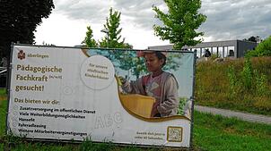 Mit großen Plakatwänden sucht die Stadt Überlingen im Rahmen einer Kampagne pädagogische Fachkräfte. Mit einigem Erfolg. Beim Kinderhaus ...