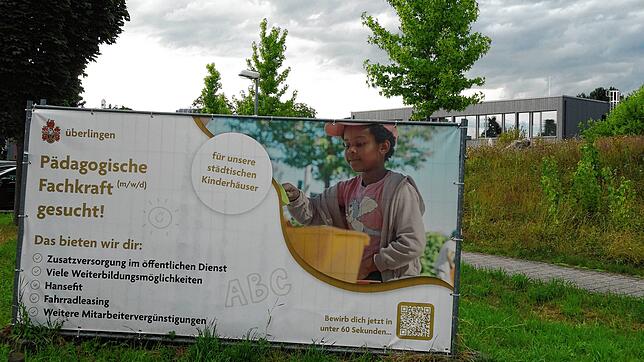 Mit großen Plakatwänden sucht die Stadt Überlingen im Rahmen einer Kampagne pädagogische Fachkräfte. Mit einigem Erfolg. Beim Kinderhaus ...
