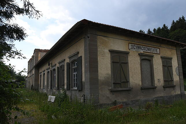 Das ehemalige Bahnhofsgebäude von Mühlingen-Schwackenreute hat seine besten Tage deutlich sichtbar hinter sich.