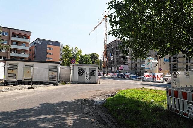 Blick auf die neuen Wobak-Wohnblöcke (rechts im Bild).
