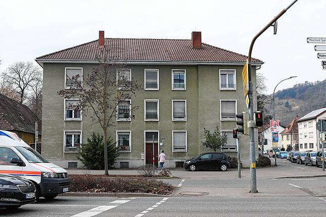 An diesem Haus fahren täglich hunderte, wenn nicht tausende Menschen in ihren Autos vorbei. Bald soll es abgerissen werden.